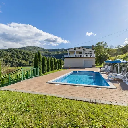 Maria Buzet 2 With Balcony アパート